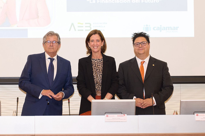 Ramón Madrid, Alejandra Kindelán y Marcos Antón durante la clausura de la Escuela de Economía