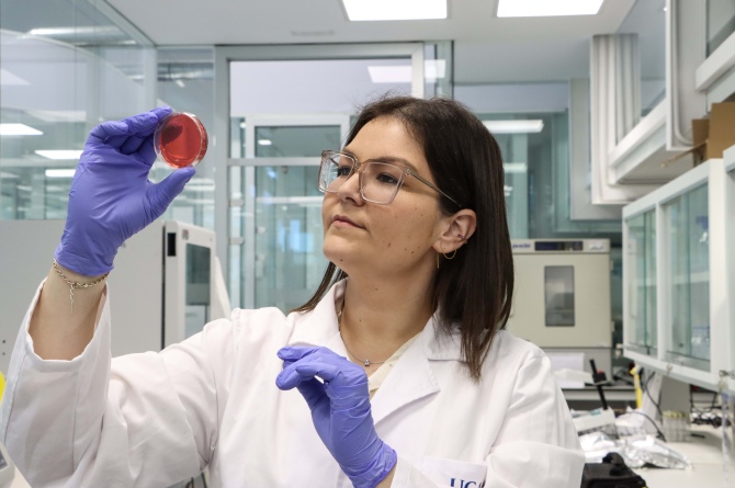 La investigadora Noelia Hernández en uno de los laboratorios de la UCAM