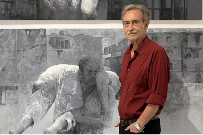Pedro Cano, ante una de sus obras
