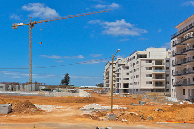 La construcci&oacute;n acelera su cuesta abajo