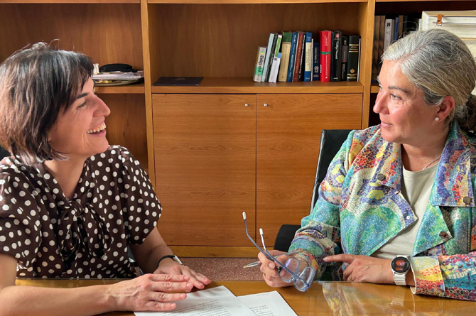 La decana de los notarios de Murcia, Carmen Rodr&iacute;guez P&eacute;rez (izquierda), junto a la nueva notaria de &Aacute;guilas, Blanca Fern&aacute;ndez-Arroyo