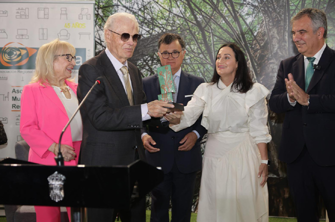 Paco Javier Juan recibe el premio junto a la alcaldesa de Yecla, el consejero de Medio Ambiente y el presidente de Arema