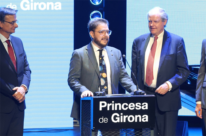 Rafael Luque, el ‘cazador de planetas’, se encumbra en Murcia con el premio Princesa de Girona