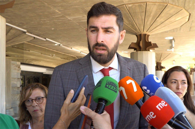 Jos&eacute; &Aacute;ngel Antelo a la puerta de la Asamblea Regional. A su izquierda, la diputada Virginia Mart&iacute;nez