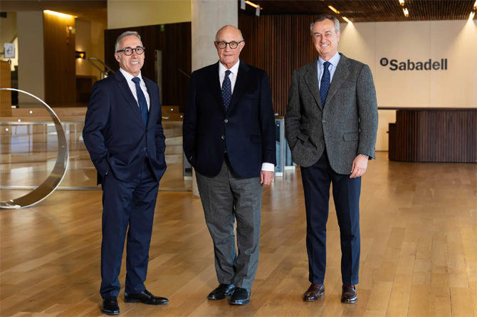 Marc Armengol, Josep Oli&uacute; (presidente) y C&eacute;sar Gonz&aacute;lez-Buenos, CEO saliente