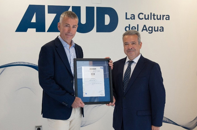 &Aacute;ngel Luis (AENOR Murcia) y Alejandro Escolar (AZUD) durante la entrega del certificado Residuo Cero