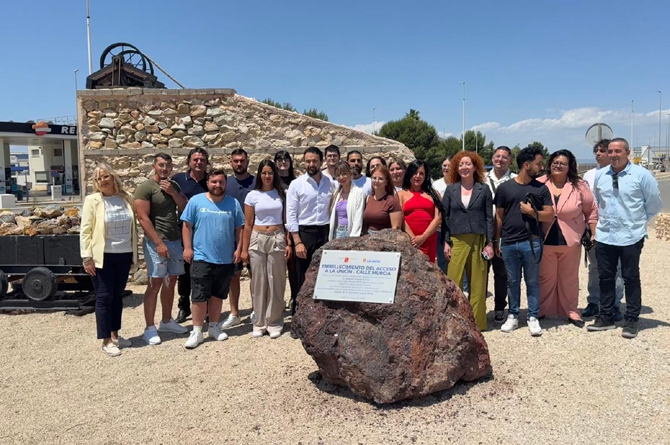 Foto de familia durante la clausura del programa experiencial