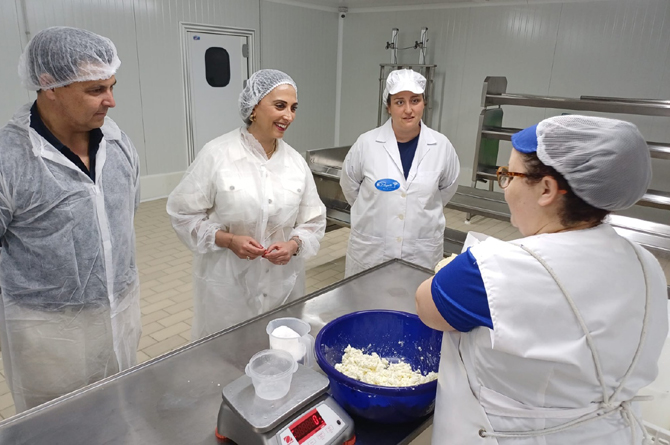 Sara Rubira, durante la visita a las instalaciones de Quesos Ruperto