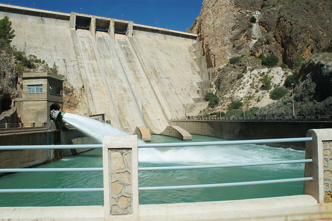 Presa del embalse del Cenajo