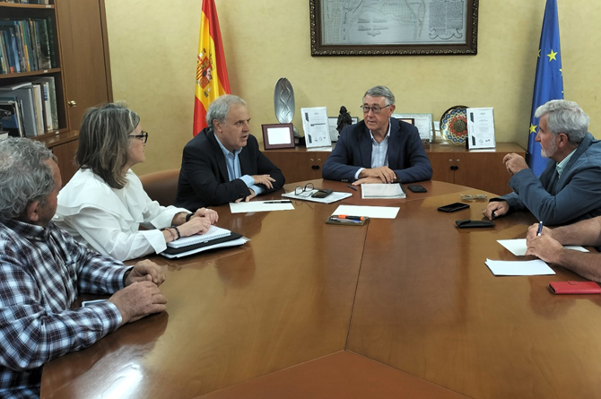 Vicente Carri&oacute;n y Ana Bel&eacute;n Olivares (Fecoam), Jes&uacute;s Garc&iacute;a y Mario Urrea (CHS) y Santiago Mart&iacute;nez (Fecoam)