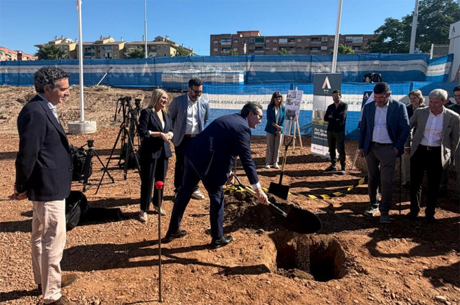 Juan Segura, presidente ejecutivo de Etosa, coloca la primera piedra de la construcci&oacute;n de 400 viviendas en Granada