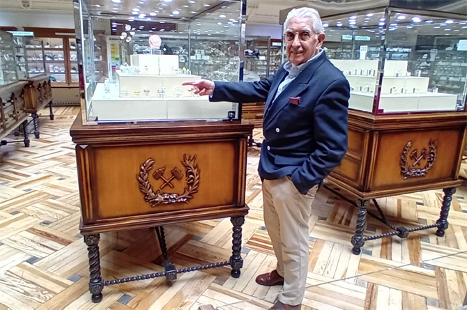 Adolfo Basilio Carnicer en una de las vitrinas del Museo Geominero