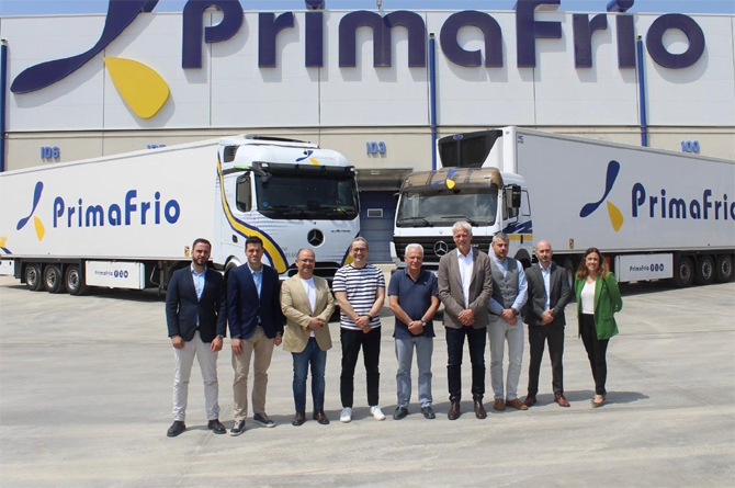 Representantes de Primafio y de Mercedes Benz en la sede central del grupo de transporte en Alhama