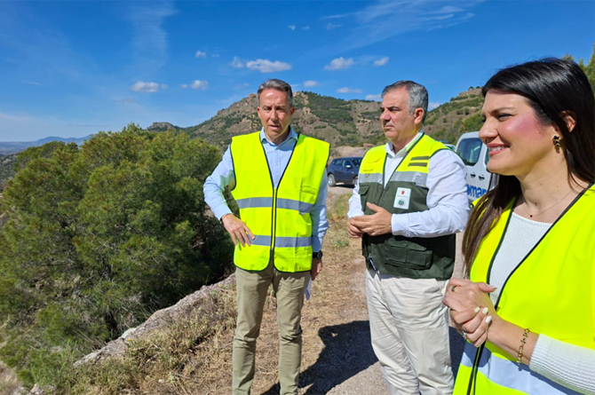 Juan Mar&iacute;a V&aacute;zquez, en su visita junto a Fulgencio Gil, a las actuaciones de contenci&oacute;n para evitar el decaimiento forestal en Lorca