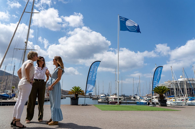Bandera azul en el Yacht Port, en Cartagena