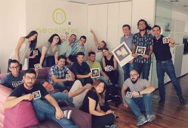 Equipo de Navilens con modelos de la señalética que utilizan