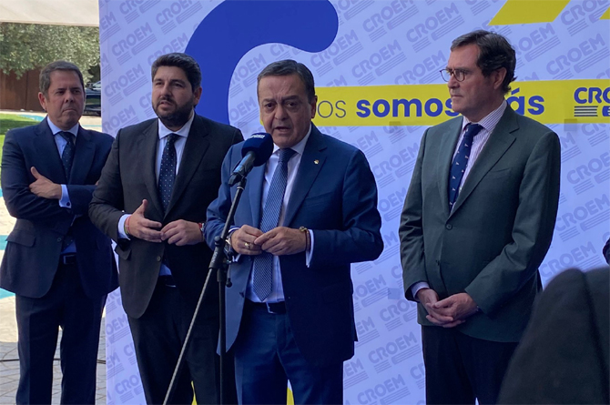 José María Albarracín atiende a la prensa durante la celebración de la Asamblea General de Croem