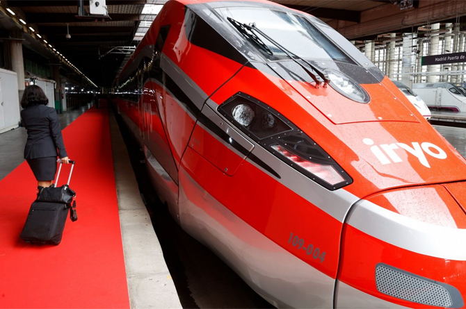 Tren Ouigo estacionado en Atocha (Madrid), antes de emprender viaje a Valencia