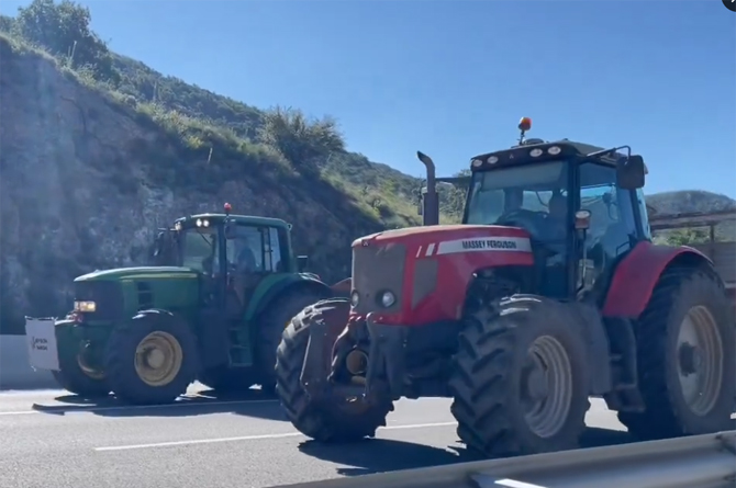 Tractores circulando lentos en la AP-7