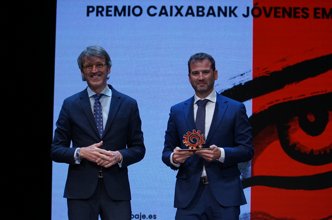 Raúl Fernández, a la derecha, recibe el premio 'Héroes' de manos del consejero de Empresa, Luis Alberto Marín