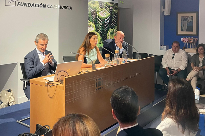 Eva Franco, en el centro, presentó los objetivos del Club de Empresas Sostenibles, acompañada de Víctor Meseguer (derecha), director de la cátedra de RSC de la UCAM