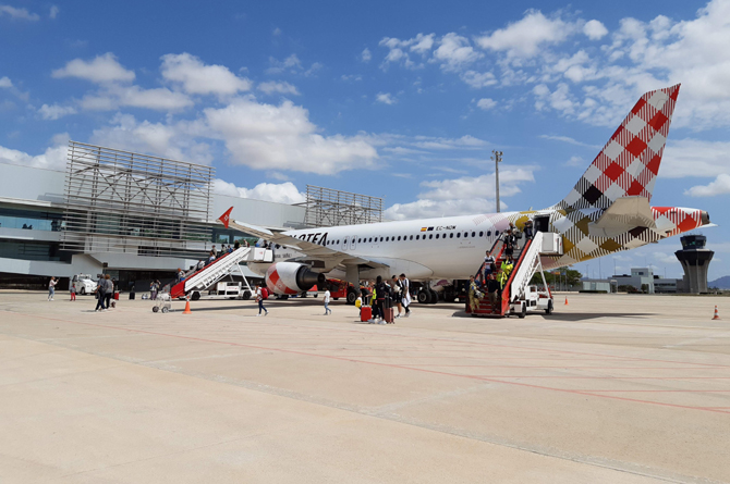 Corvera recibió este domingo el primer avión procedente de Bilbao