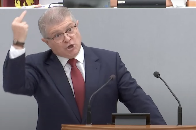 Momento en el que el líder socialista, Pepe Vélez, hacía una peineta en sede parlamentaria