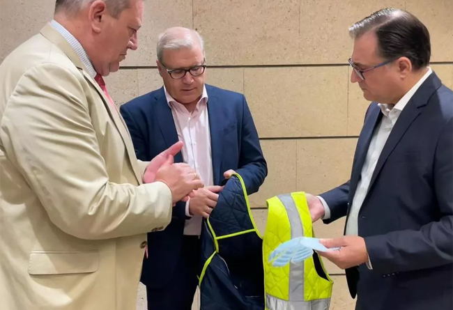 José Hernández, a la derecha, con algunos de los chalecos refrescantes presentados a las empresas de la construcción