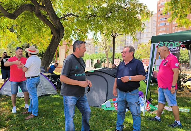 Acampados en los jardines de Teniente Flomesta, frente a la delegación del Gobierno. Imagen: Siete Días Yecla