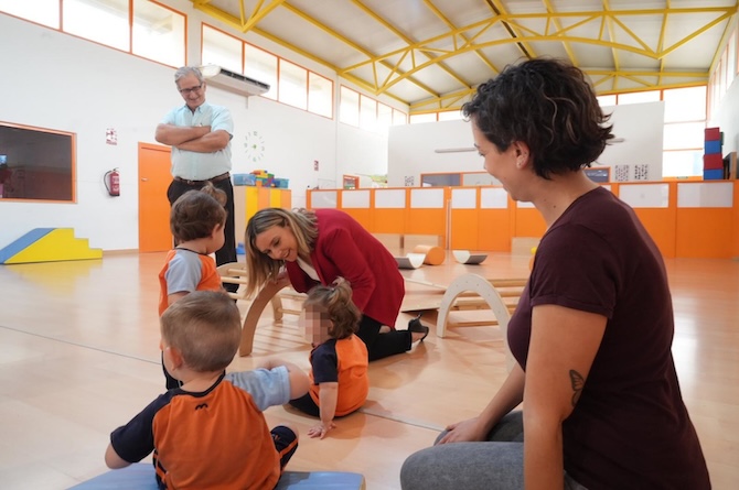 La consejera de Política Social, Conchita Ruiz, durante su visita al Centro de Educación Infantil AEPIO