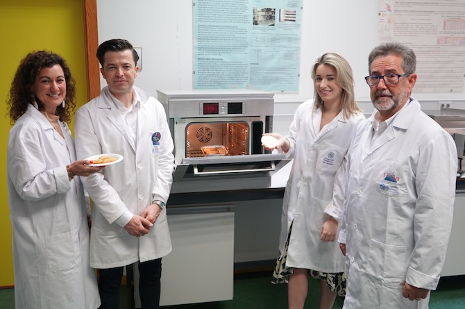 De izquierda a derecha: María Rosa, Ginés Benito, Marta Barón y Antonio López, en la planta de ensayos de la Escuela de Agrónomos