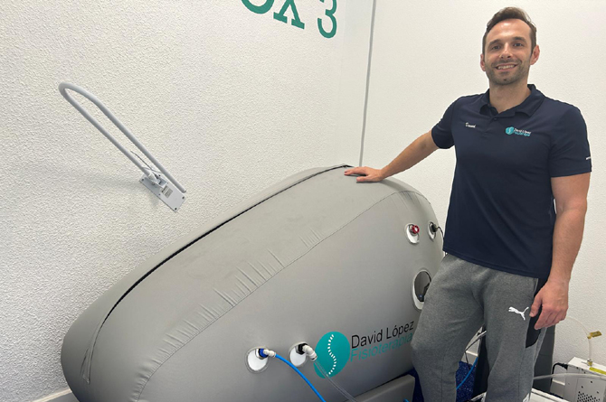 El fisioterapeuta David López junto a la cámara hiperbárica que ha instalado en su clínica