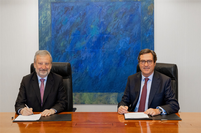 El presidente de CaixaBank, Tomás Muniesa, y el presidente de CEOE, Antonio Garamendi, en un momento de la firma