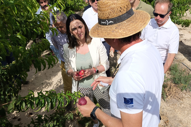 La consejera Sara Rubira, en la finca experimental del Imida en Abarán