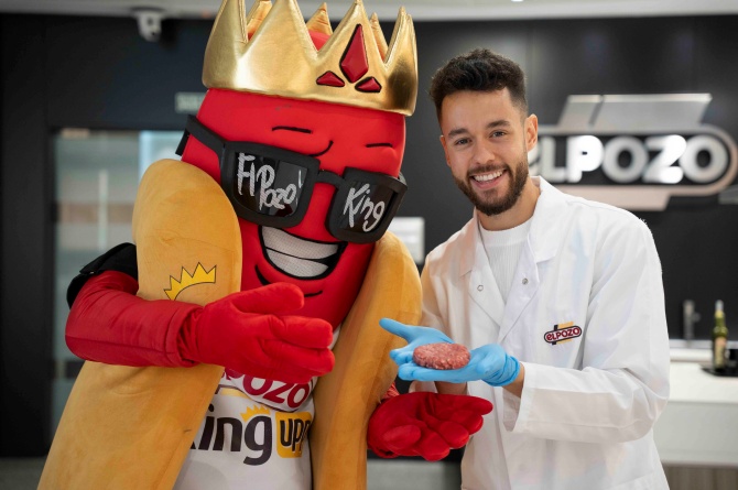 El streamer The Grefg, junto a la mascota del El Pozo King