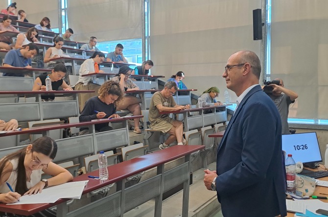El consejero de Educación, Víctor Marín, en la facultad de Economía y Empresa de la UMU, una de las sedes de la oposición