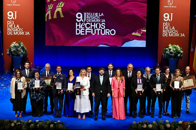 Foto de familia del presidente López Miras con los premiados