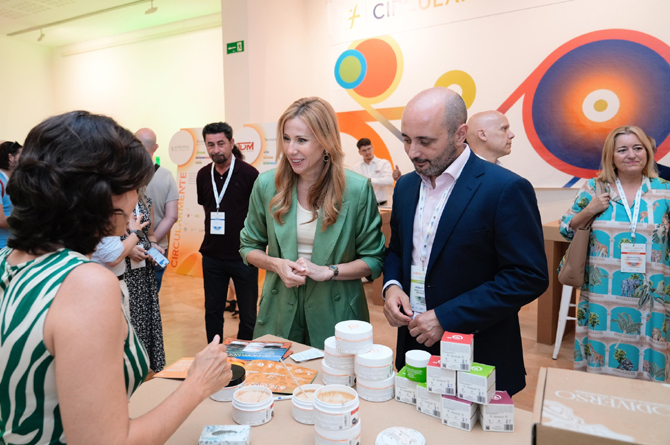 Marisa López Aragón junto con el director del Info, Joaquín Gómez, en uno de los stands del foro 'Circularmente'