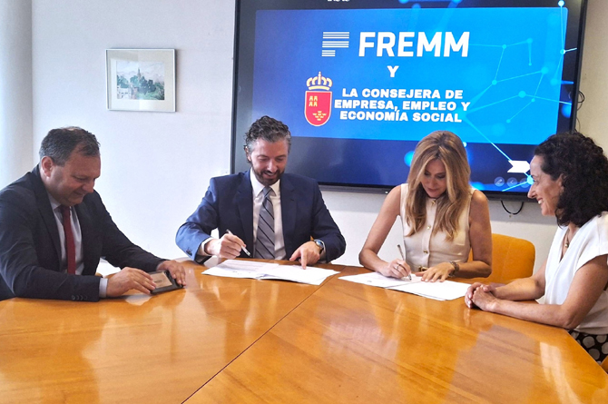 Alfonso Hernández Zapata y Marisa López Aragón (en el centro) firman el convenio