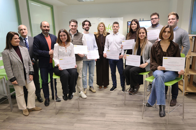La consejera de Empresa y el director del Info junto con los becados seleccionados en la pasada edición