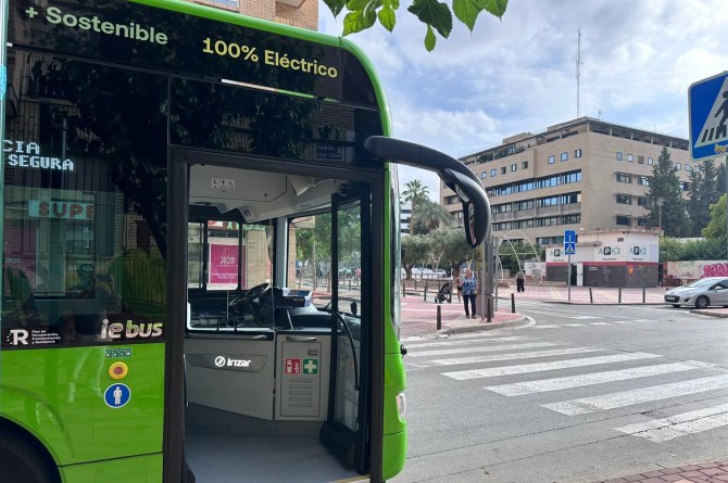 Uno de los vehículos 100% eléctricos adquiridos por la Comunidad para renovar la flota de autobuses interurbanos