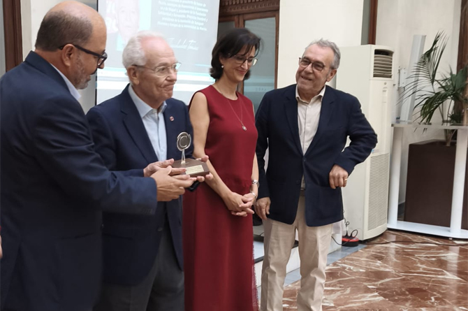 Tomás Zamora, segundo por la izquierda, con su galardón
