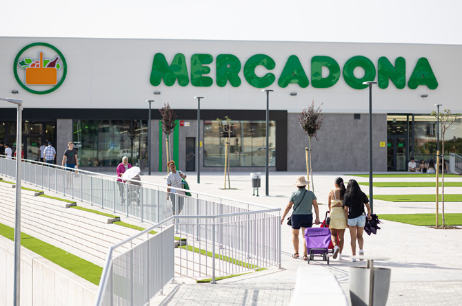 Exterior del nuevo supermercado de Mercadona en Totana