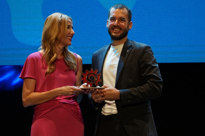 Alejandro Martí recoge el premio de las manos de la consejera de Empresa, Marisa López Aragón