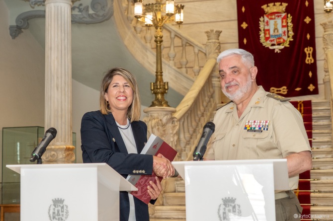 La alcaldesa de Cartagena, Noelia Arroyo, junto al director general del Instituto de Vivienda, Sebastián Marcos Morata