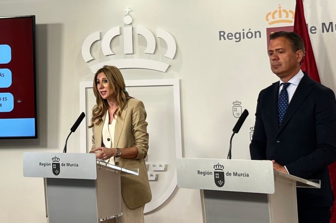 La consejera de Empresa, Marisa López Aragón, junto al consejero de Presidencia, Marcos Ortuño, durante la rueda de prensa de Consejo de Gobierno