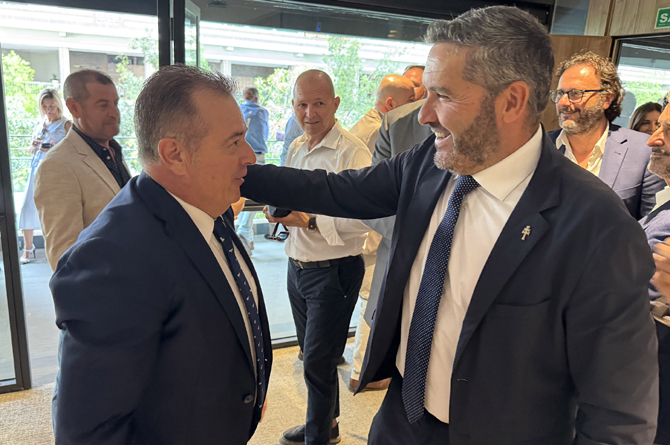 Bartolomé Vera, a la izquierda, recibe la felicitación de Miguel López Abad