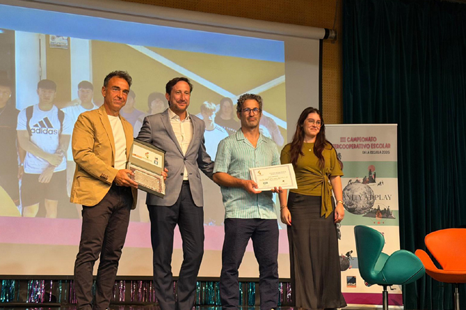 Directivos del colegio San Agust&iacute;n recogen el premio