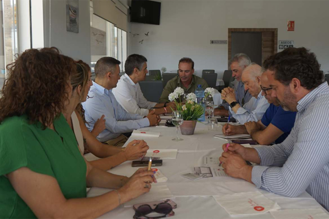 El portavoz de MC, Gim&eacute;nes Gallo, y otros dirigentes del partido, junto a Antonio Betancor y miembros de la junta directiva de la Asociaci&oacute;n de Empresarios de Los Camachos