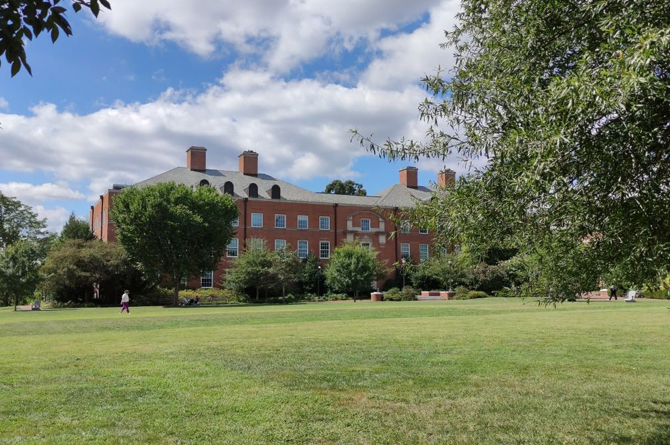 Fachada de la Universidad Johns Hopkins de Baltimore en Maryland, uno de los posibles destinos